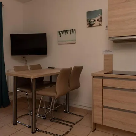 Apartment T2 Pour 4 Pers, Acces Plage, Parking - Fr-1-803-98 Le Lavandou